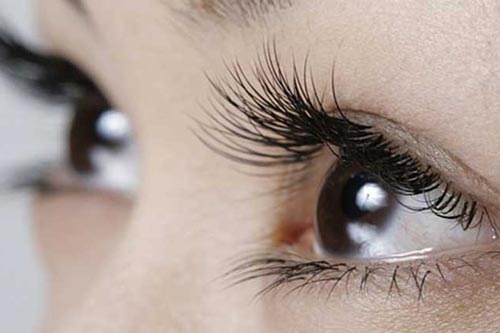 Lông mi mọc dài cong vút đón Tết chỉ với 3 mẹo đơn giản