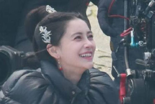 Chiếc cằm kỳ lạ là biến chứng phẫu thuật thẩm mỹ mà Angelababy phải hứng chịu?