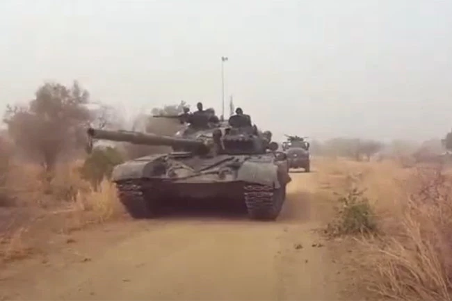 Xe tăng chiến đấu chủ lực T-72 của Quân đội Nigeria. Ảnh: Topwar.