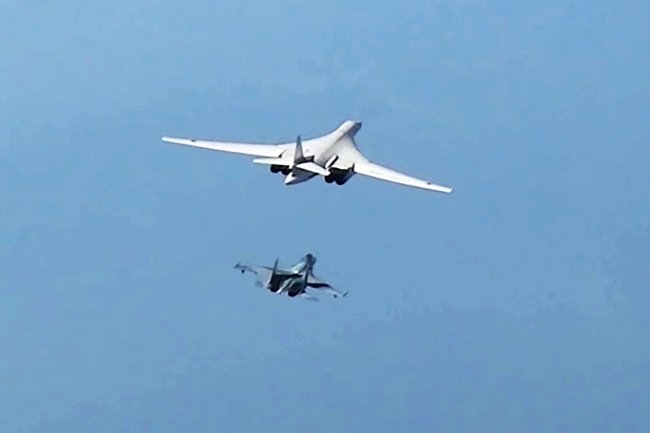 Tu-160 thực hiện chuyến bay kéo dài 14 giờ qua Bắc Cực