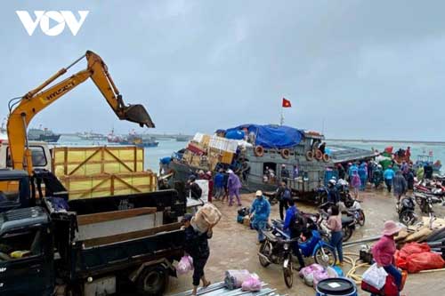 Khẩn trương chở hàng Tết ra đảo Lý Sơn