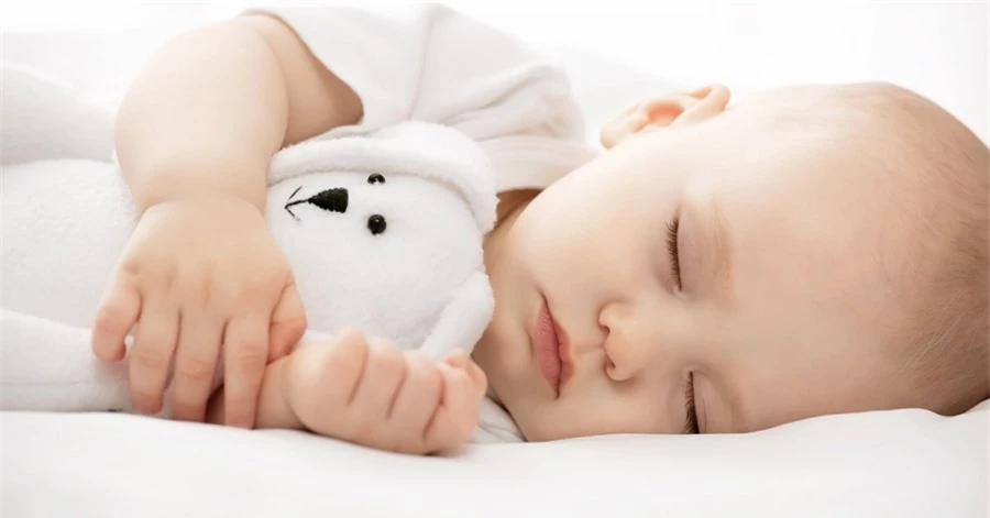 Không nên cho bé ngủ với quá nhiều đồ chơi
