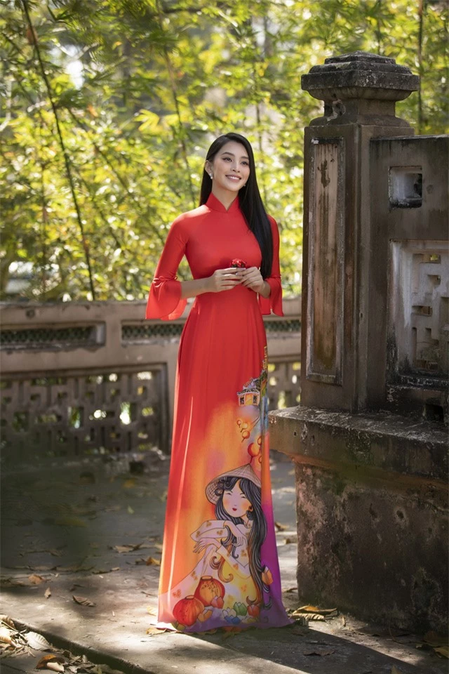 Hoa hậu Tiểu Vy đẹp tinh khôi với áo dài Tết - Ảnh 1.