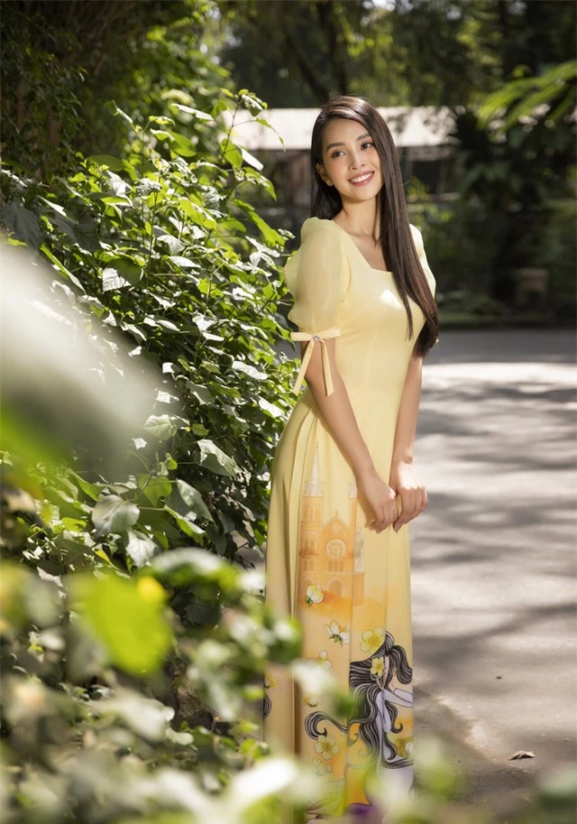 Hoa hậu Tiểu Vy đẹp tinh khôi với áo dài Tết - Ảnh 15.