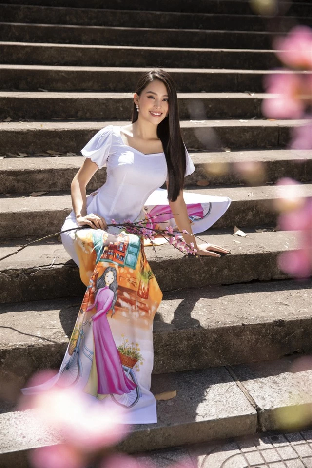 Hoa hậu Tiểu Vy đẹp tinh khôi với áo dài Tết - Ảnh 9.