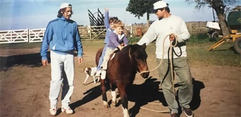 Pochettino (trước) học cưỡi ngựa khi còn nhỏ