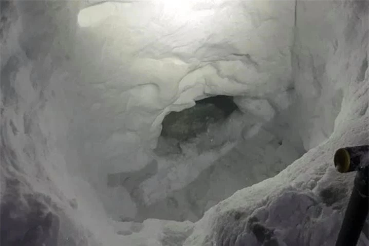 Tự đào hang động tuyết độc đáo để sinh sống sau khi bị mất tích