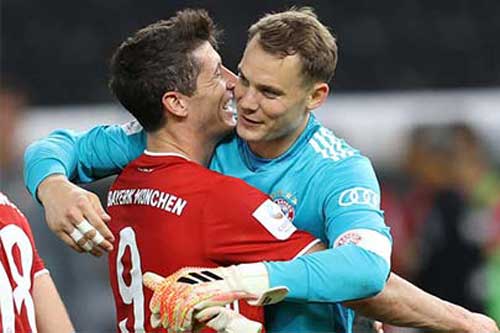 Lewandowski và Neuer đi vào lịch sử sau trận Bayern vs Augsburg