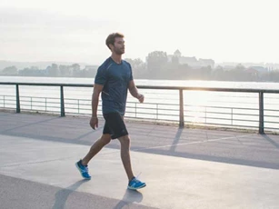 Tranh cãi đi bộ vào buổi sáng hay buổi tối tốt cho sức khỏe hơn? Câu trả lời khiến nhiều người ‘sốc’