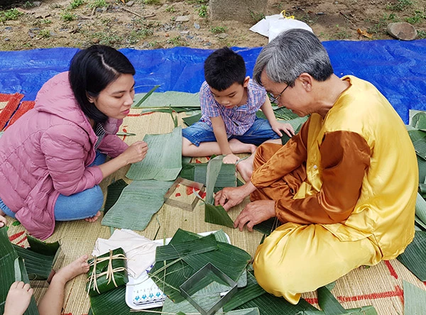 được các nghệ nhân hướng dẫn làm bánh chưng, bánh tét...