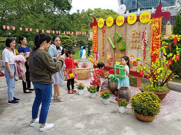 Du khách đến với "Phiên chợ ngày Tết" tại Bảo tàng Đà Nẵng...