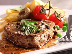 Cách làm bò bít tết tiêu xanh thơm ngon đúng điệu