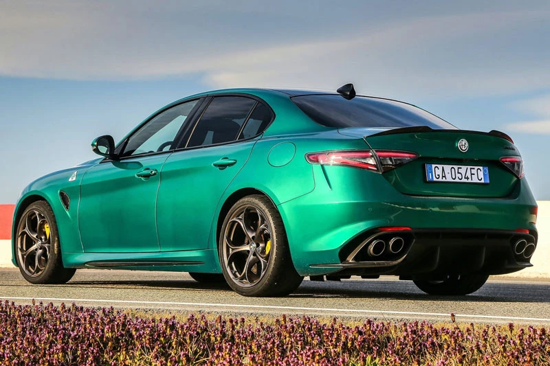 10. Alfa Romeo Giulia Quadrifoglio 2020 (giá khởi điểm: 74.500 USD).