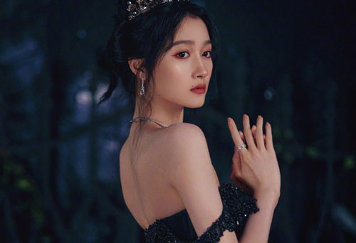 Quan Hiểu Đồng hóa công chúa hắc ám lạnh lùng, quyến rũ gây ‘bão’ mạng