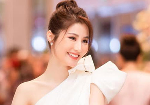 Diễm My 9X: 'Tôi cố gắng để che đậy sự mắc cỡ của mình trước đám đông và ống kính'