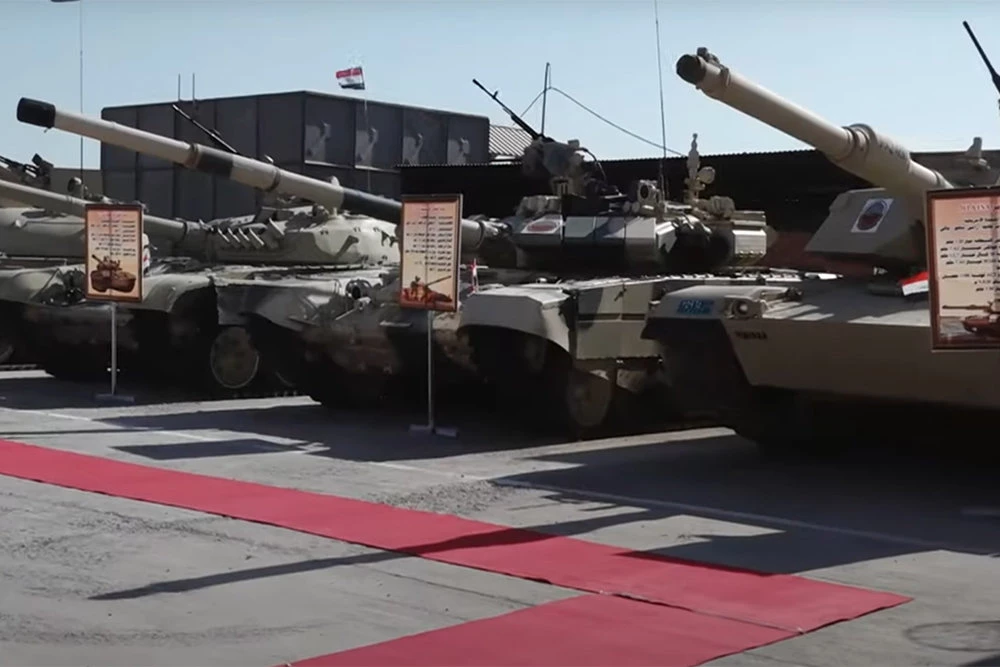 Xe tăng của Iraq được triển lãm, từ trái sang Type 59 - T-90S - M1A1 Abrams. Ảnh: TASS.