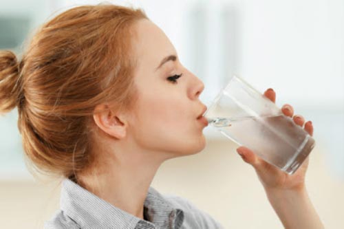 7 lợi ích của uống nước khi đói