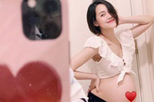 "Mù Tạt" Khánh Vân khoe bụng bầu sắp sinh
