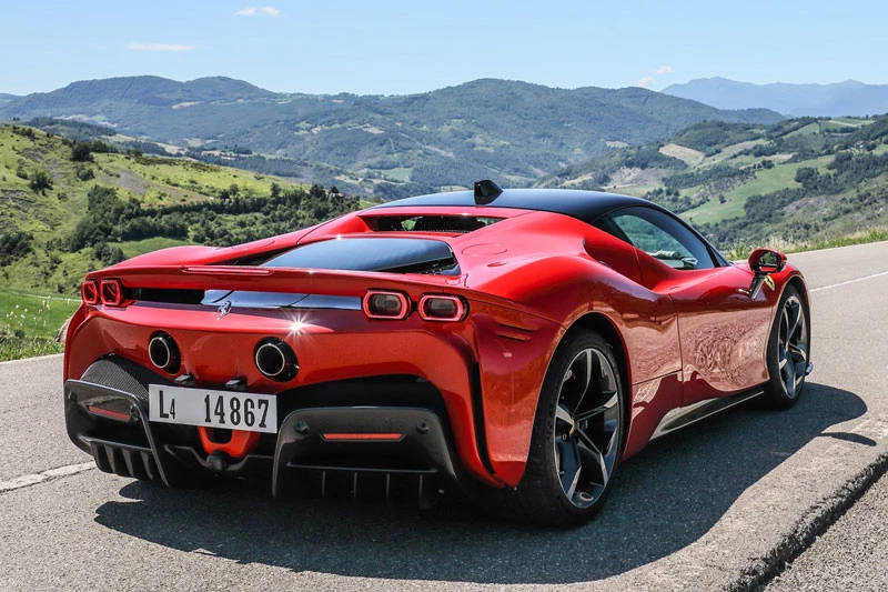 4. Ferrari SF90 Stradale (giá khởi điểm: 625.000 USD).