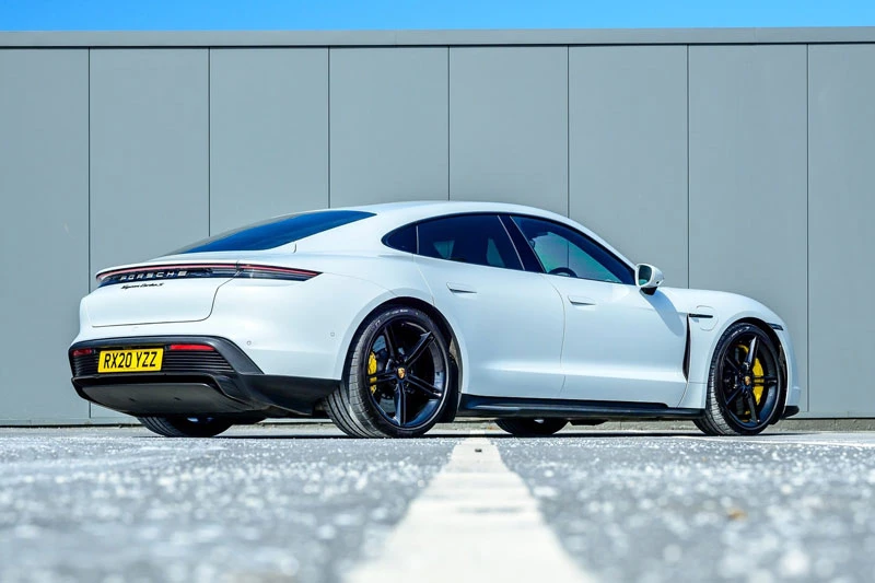 4. Porsche Taycan Turbo S 2021 (giá khởi điểm: 185.000 USD).