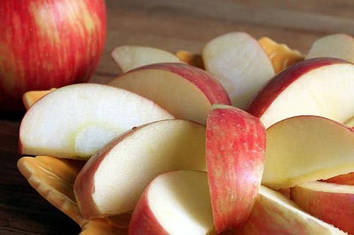 Mẹo nhỏ giúp táo, lê không bị thâm sau khi gọt