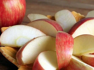 Mẹo nhỏ giúp táo, lê không bị thâm sau khi gọt