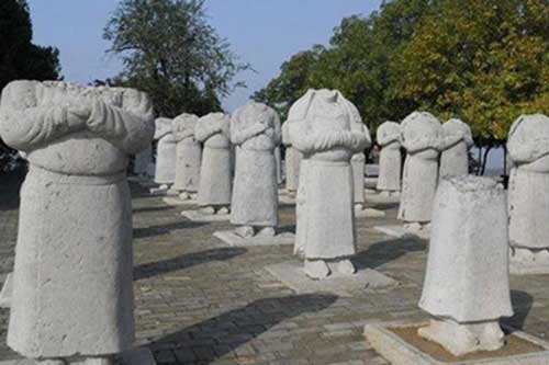 Trước lăng mộ Võ Tắc Thiên có 61 pho tượng đá đứng canh, tại sao tất cả những pho tượng này đều không có đầu?