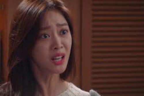 Nghe tiếng hét thất thanh trong phòng tân hôn của con trai, vợ chồng tôi lao vào nhưng dâu mới đã ôm váy chạy như ma đuổi