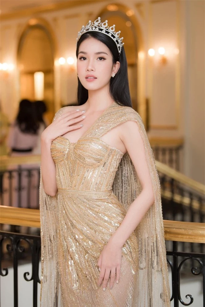 'Đụng hàng' tới 5 mỹ nhân showbiz, Á hậu Phương Anh vẫn được khen đẹp tựa 'nữ thần' - ảnh 2