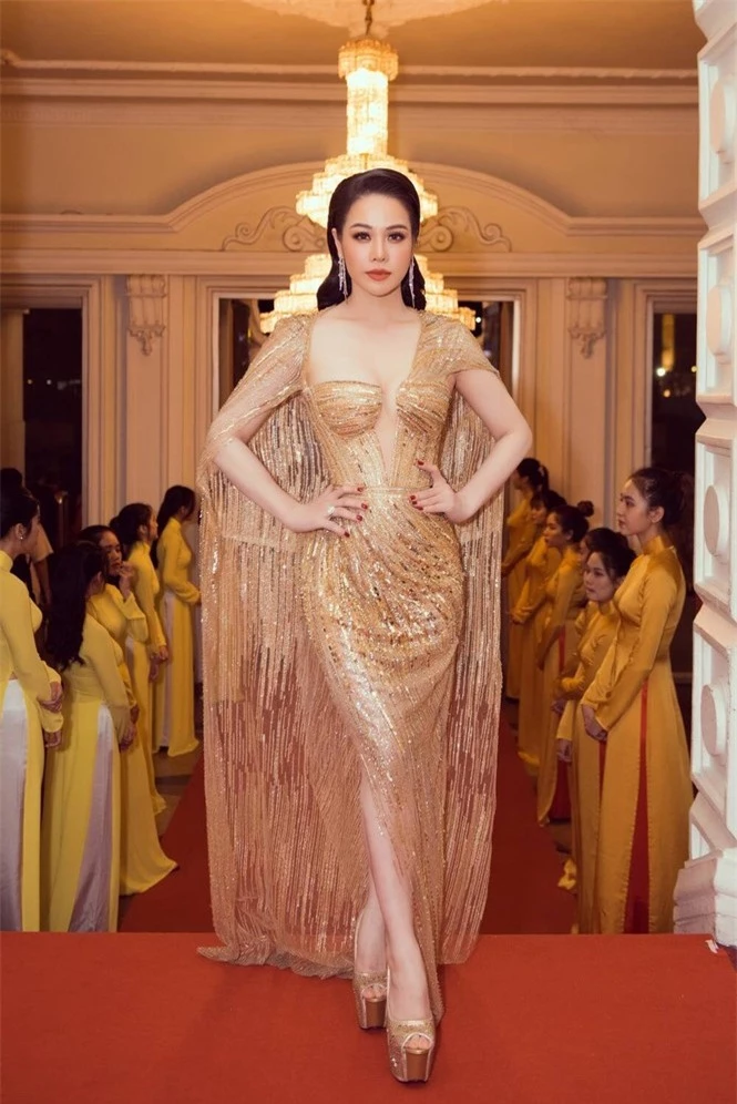 'Đụng hàng' tới 5 mỹ nhân showbiz, Á hậu Phương Anh vẫn được khen đẹp tựa 'nữ thần' - ảnh 8