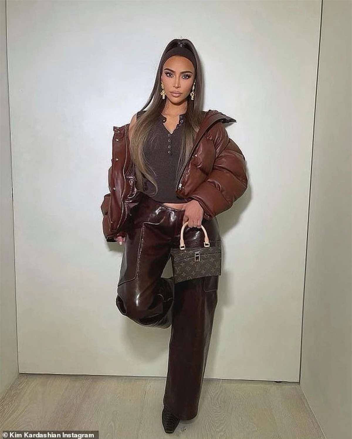 Kim Kardashian vừa khoe loạt ảnh phong cách lên trang Instagram cá nhân.