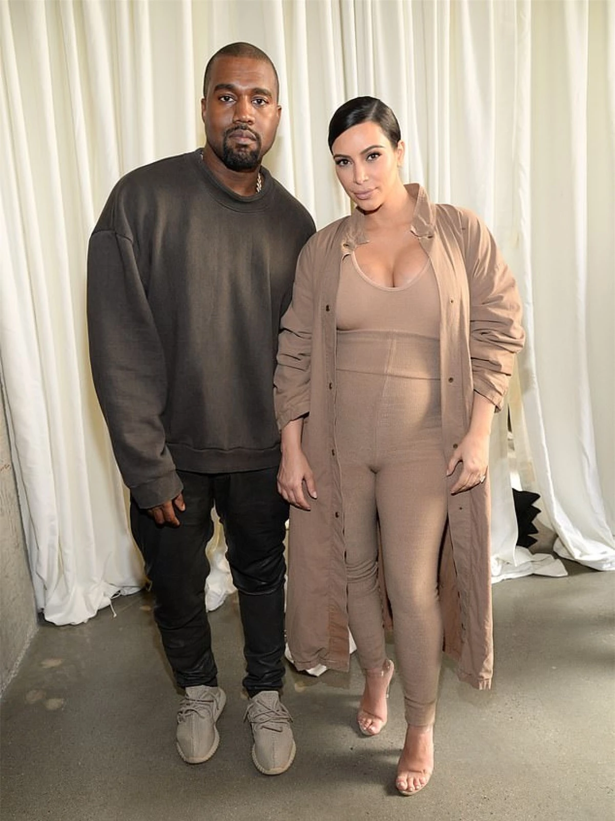 Sáng 6/1, Dailymail bất ngờ đưa tin cặp đôi quyền lực Kim Kardashian - Kanye West đã chính thức chấm dứt cuộc hôn nhân của cả hai sau 6 năm bên nhau. Cặp đôi bắt đầu hẹn hò vào năm 2012 trước khi kết hôn trong một buổi lễ sang trọng ở Italy vào năm 2014 và có 4 người con: North (sinh năm 2013), Saint (sinh năm 2015), Chicago (sinh năm 2018) và Psalm (sinh năm 2019) . Trước thông tin này, đại diện của cặp đôi vẫn chưa lên tiếng phản hồi.