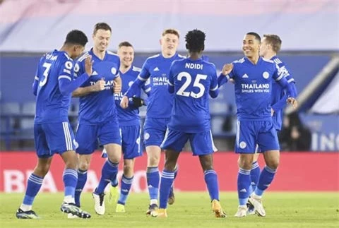 Các cầu thủ Leicester ăn mừng chiến thắng 2-0 trước Chelsea ở trận đấu gần nhất tại Premier League