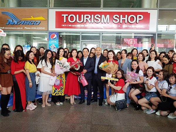Lãnh đạo Sở Du lịch Đà Nẵng tặng hoa chào mừng đoàn du khách MICE của Công ty R&B Việt Nam
