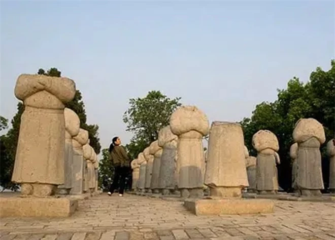 Trước lăng mộ Võ Tắc Thiên có 61 pho tượng đá đứng canh, tại sao tất cả những pho tượng này đều không có đầu? - Ảnh 4.