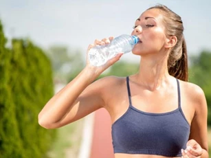 Những người tuyệt đối không nên uống nhiều nước