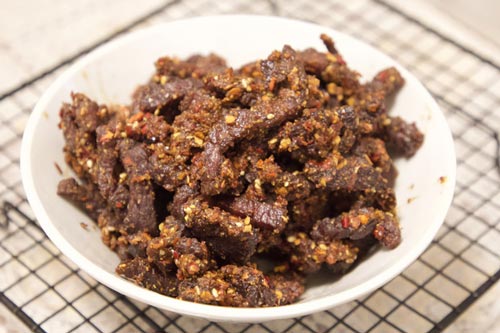 Cách làm thịt bò ướt cháy tỏi thơm ngon, để dành nhâm nhi ngày Tết