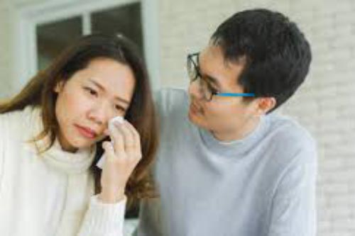 Vợ khóc lên khóc xuống vì đi "hóng" được tin Sơn Tùng MTP và bạn gái chia tay