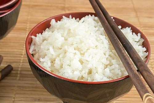 3 cách hấp cơm nguội nóng hổi như cơm mới