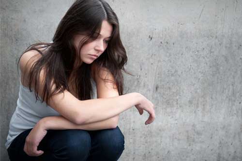 Xem lại camera trong nhà, tôi lạnh người khi thấy thái độ hờ hững của chồng lúc tôi ngã xuống đất ngất xỉu