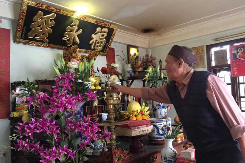 Cuối năm, dọn bàn thờ, bốc bát hương vào ngày này, gia chủ dễ gặp may mắn đủ đường, tiền đè 'ngộp thở'