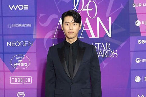 Hyun Bin điển trai ngời ngời trên thảm đỏ lễ trao giải APAN Star Awards nhưng không sánh đôi với Son Ye Jin