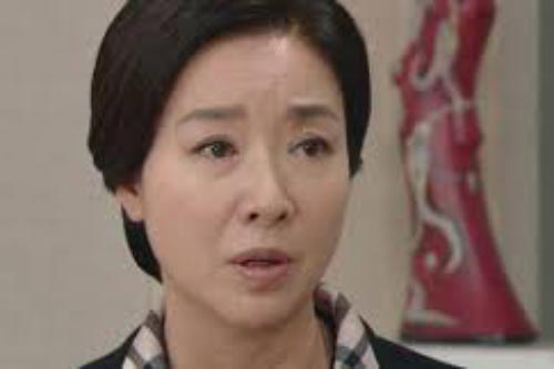 Sau khi mẹ chồng bước ra khỏi nhà vệ sinh, tôi hốt hoảng bởi cảnh tượng bên trong rồi lặng người với lời nói chát chúa của bà ấy