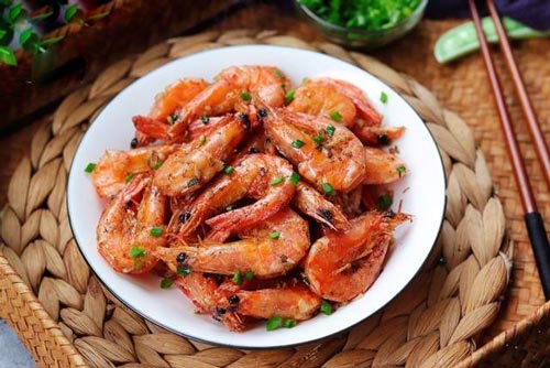 Tôm hấp mãi cũng chán, đem rang đơn giản thế này lại ngon hết sức