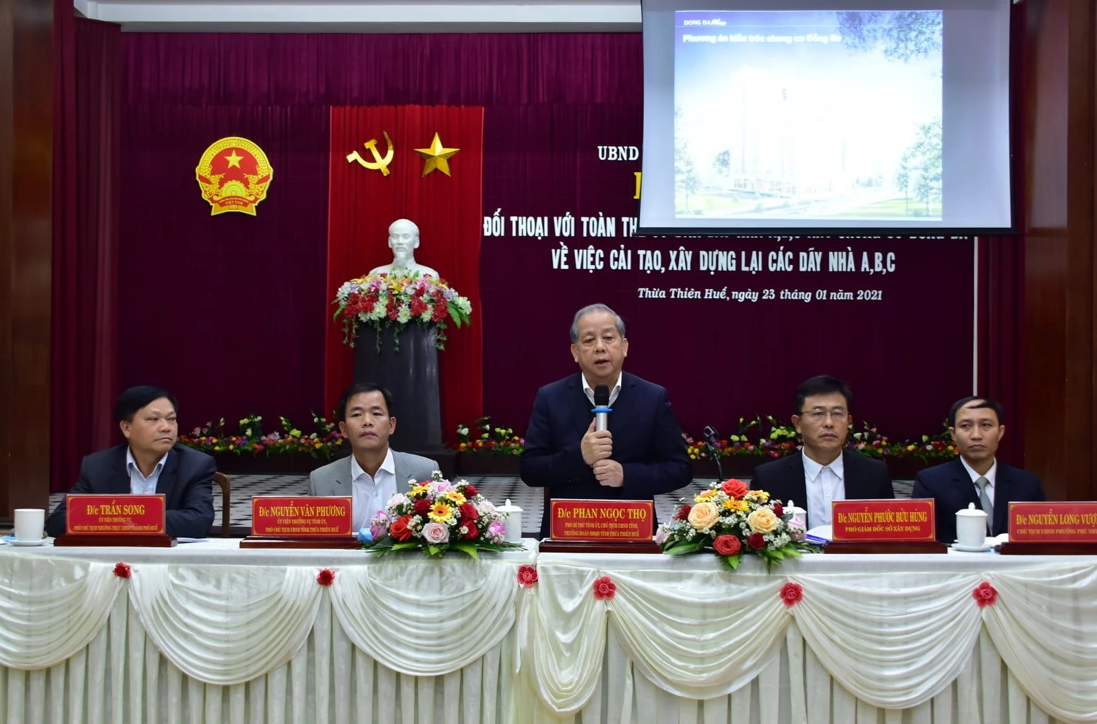 Chủ tịch UBND tỉnh Thừa Thiên Huế Phan Ngọc Thọ trao đổi, chia sẻ thông tin với người dân.
