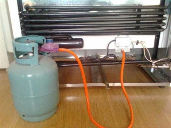 Tủ lạnh bị hết gas cũng là một trong những nguyên nhân khiến khả năng làm lạnh giảm. 