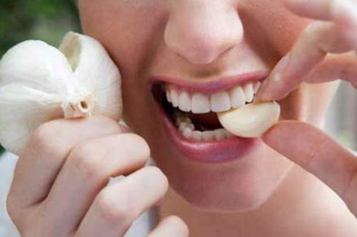 3 cách đánh bay mùi hôi miệng sau khi ăn tỏi