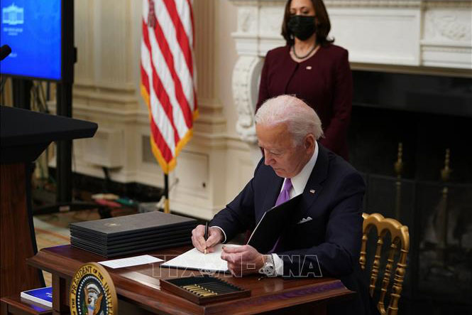 Tổng thống Biden ký 2 sắc lệnh cứu trợ kinh tế