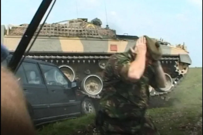 Tai nạn hy hữu: Thiết giáp 23 tấn vô tình đè bẹp một chiếc ô tô