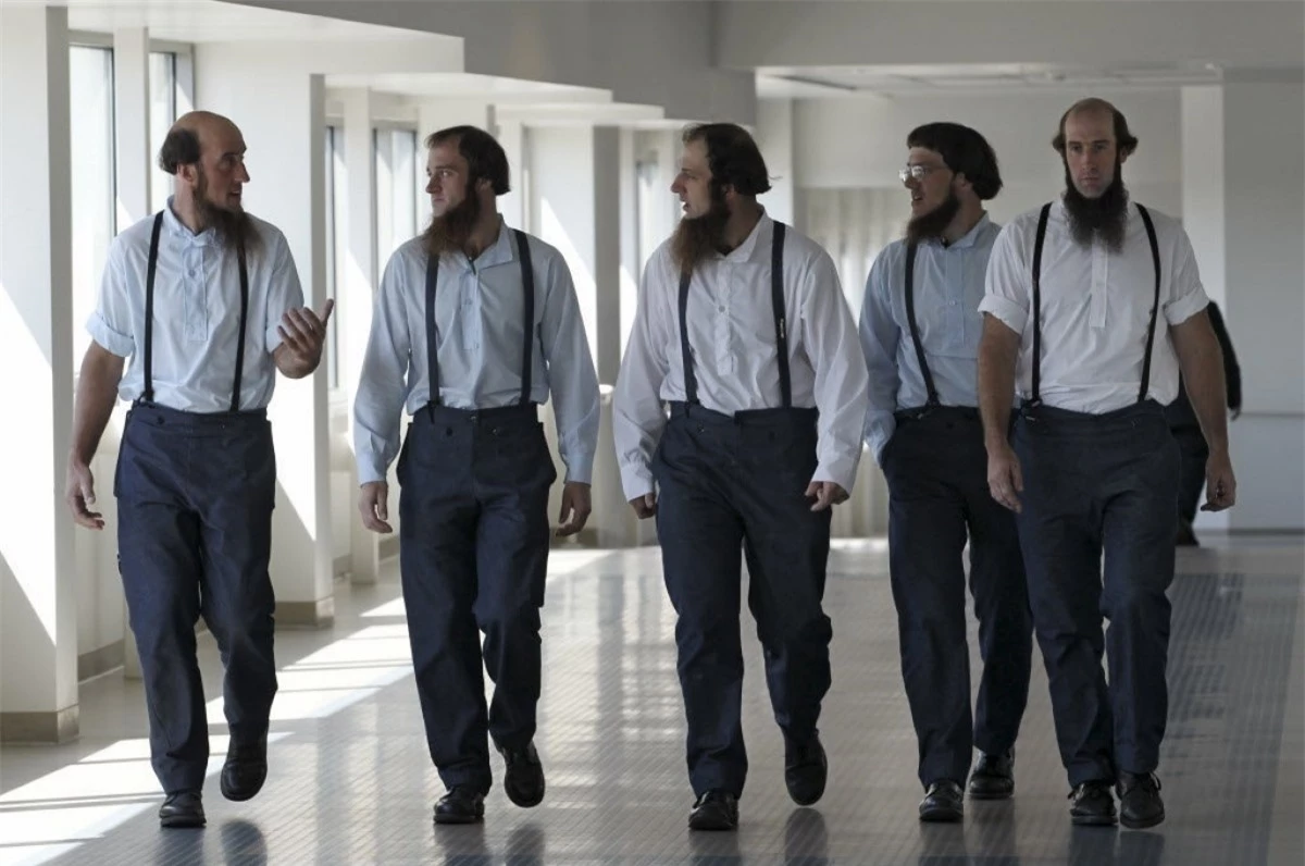 Người Amish thường mặc những trang phục giản dị và đơn sắc. Ảnh: Daily Mail